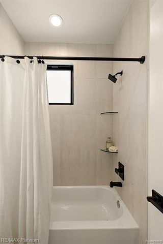 52921 Royal Park Avenue, Shelby Twp, MI 48315