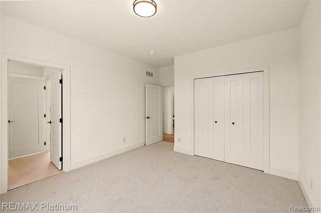 52921 Royal Park Avenue, Shelby Twp, MI 48315