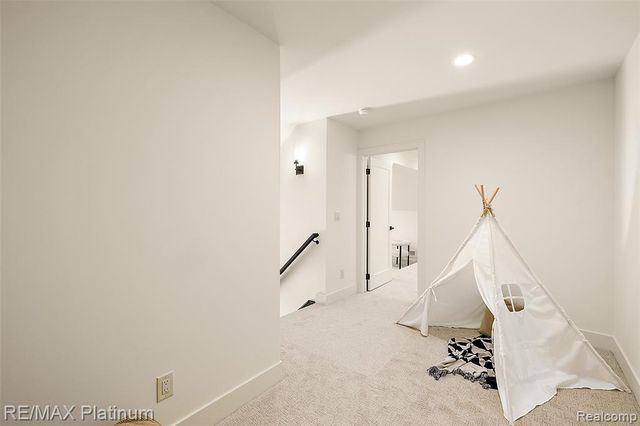 52921 Royal Park Avenue, Shelby Twp, MI 48315