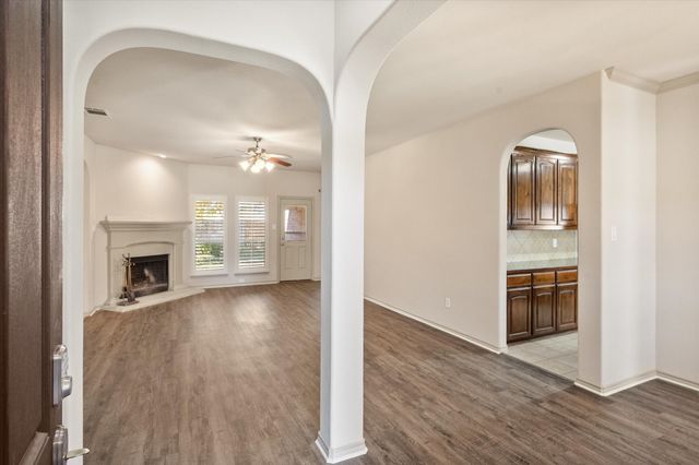 1613 Country Hills Drive, Midlothian, TX 76065