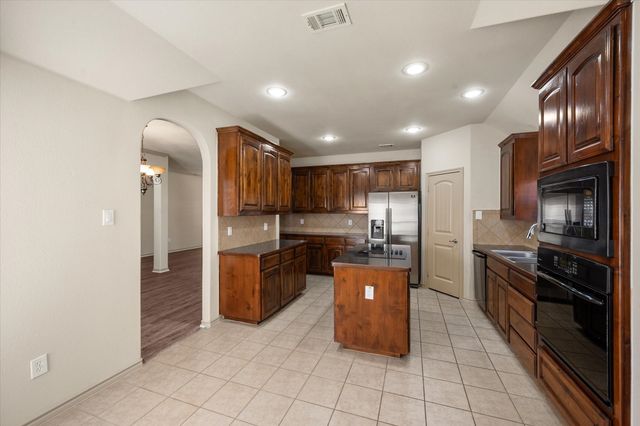 1613 Country Hills Drive, Midlothian, TX 76065