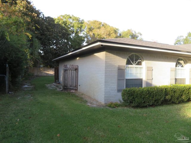 210 Norwich Dr, Gulf Breeze, FL 32561