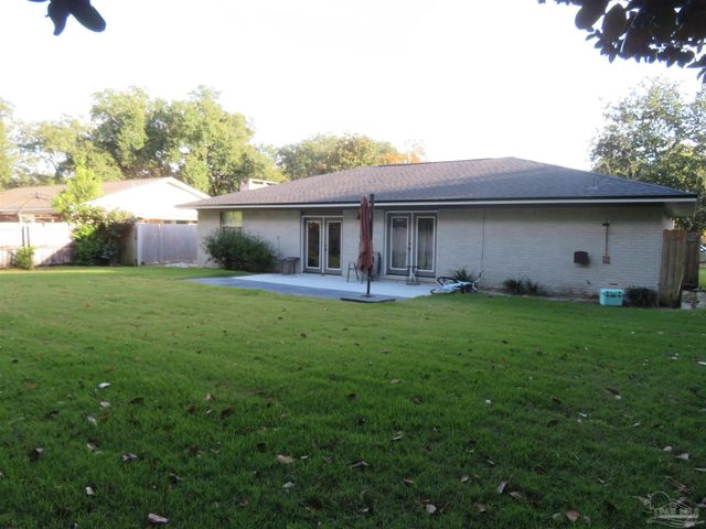 210 Norwich Dr, Gulf Breeze, FL 32561