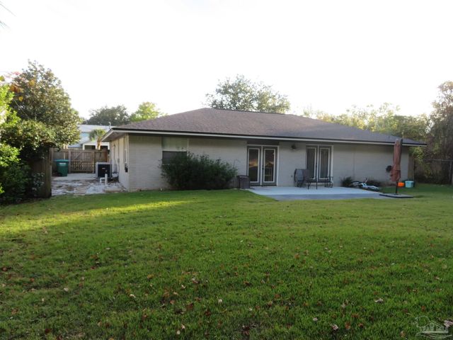 210 Norwich Dr, Gulf Breeze, FL 32561