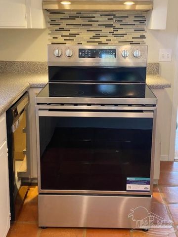 210 Norwich Dr, Gulf Breeze, FL 32561