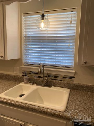 210 Norwich Dr, Gulf Breeze, FL 32561