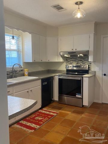 210 Norwich Dr, Gulf Breeze, FL 32561