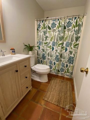 210 Norwich Dr, Gulf Breeze, FL 32561