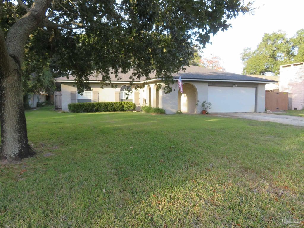 210 Norwich Dr, Gulf Breeze, FL 32561