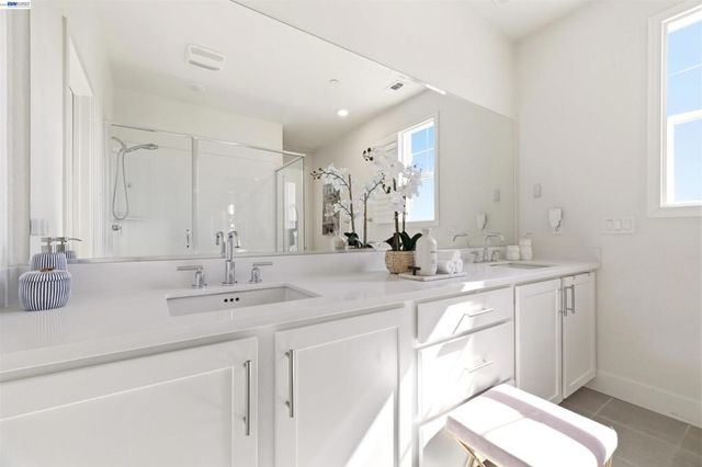 5717 Tournament Ct, Tracy, CA 95377