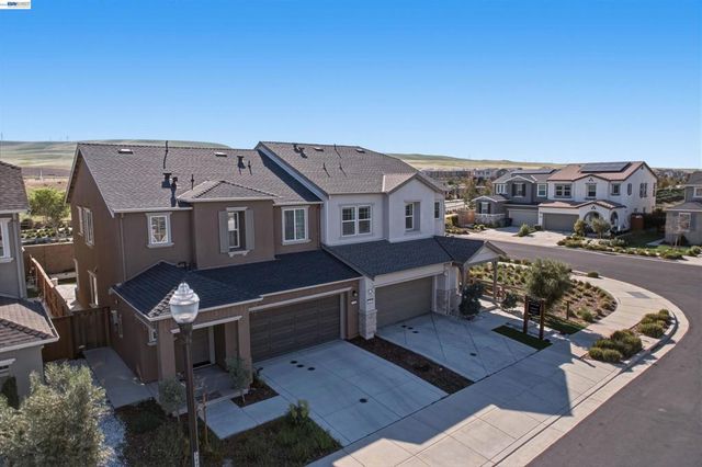 5717 Tournament Ct, Tracy, CA 95377