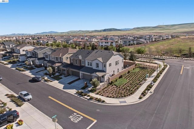 5717 Tournament Ct, Tracy, CA 95377