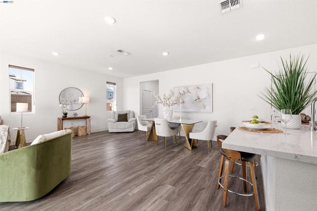 5717 Tournament Ct, Tracy, CA 95377