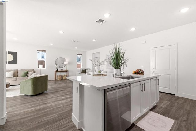 5717 Tournament Ct, Tracy, CA 95377