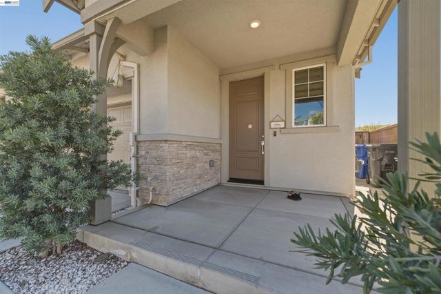 5717 Tournament Ct, Tracy, CA 95377