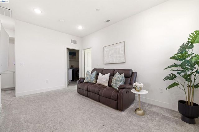 5717 Tournament Ct, Tracy, CA 95377