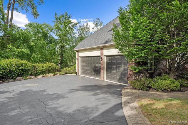 10099 Fernbrooke Drive, Brighton, MI 48116