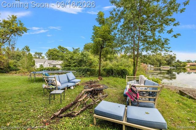 2189 Willow Beach Street, Keego Harbor, MI 48320