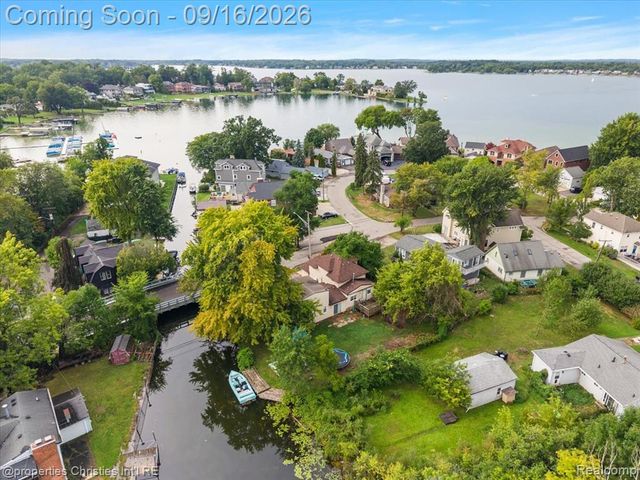 2189 Willow Beach Street, Keego Harbor, MI 48320