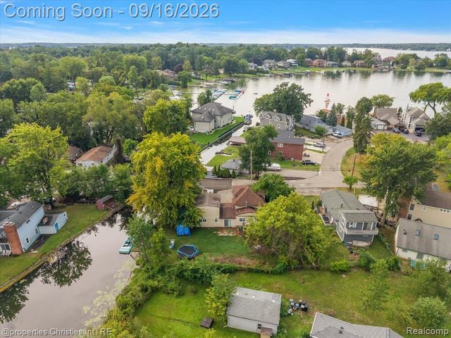 2189 Willow Beach Street, Keego Harbor, MI 48320