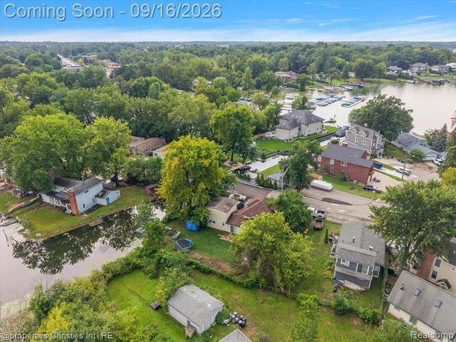 2189 Willow Beach Street, Keego Harbor, MI 48320