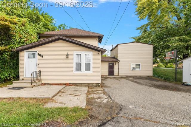2189 Willow Beach Street, Keego Harbor, MI 48320