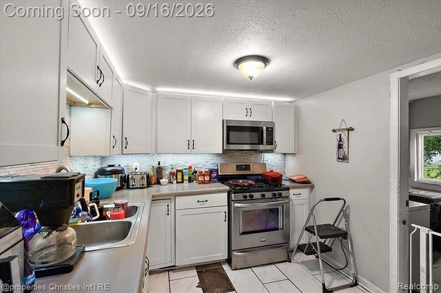 2189 Willow Beach Street, Keego Harbor, MI 48320