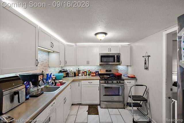 2189 Willow Beach Street, Keego Harbor, MI 48320