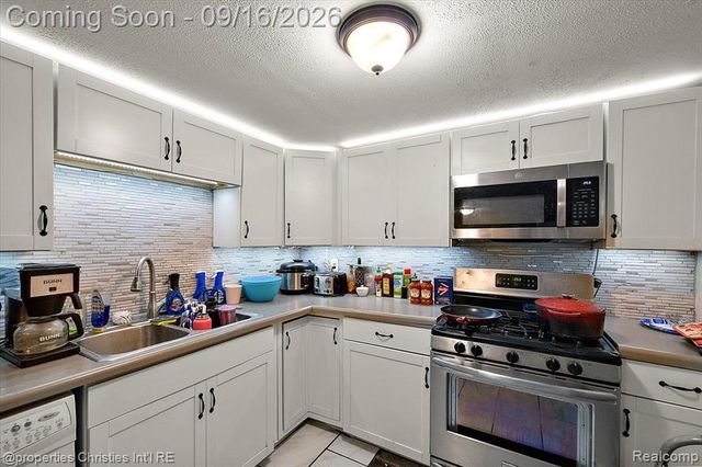 2189 Willow Beach Street, Keego Harbor, MI 48320