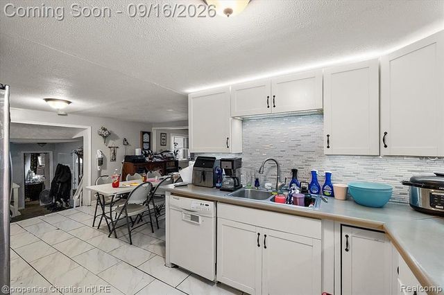 2189 Willow Beach Street, Keego Harbor, MI 48320