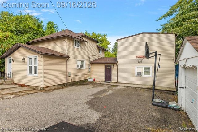 2189 Willow Beach Street, Keego Harbor, MI 48320
