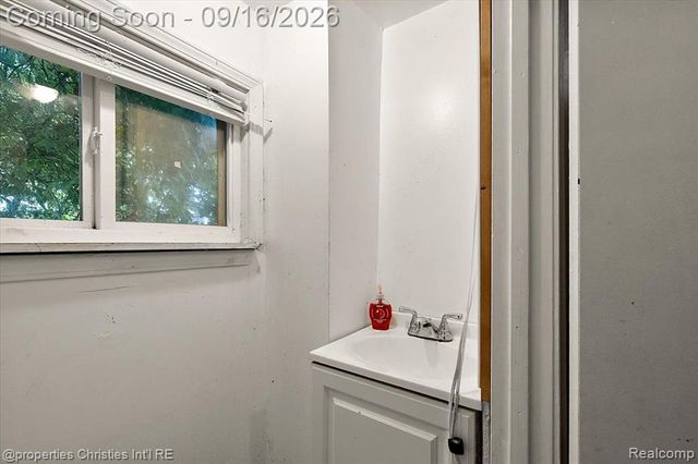 2189 Willow Beach Street, Keego Harbor, MI 48320