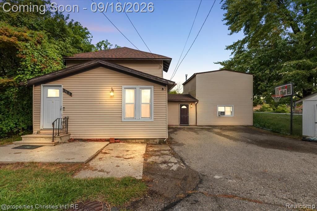2189 Willow Beach Street, Keego Harbor, MI 48320