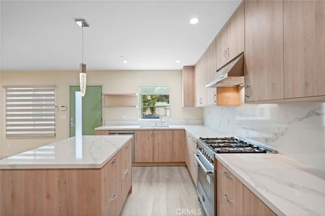 18748 Collins Street, Tarzana, CA 91356