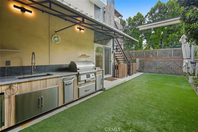 18748 Collins Street, Tarzana, CA 91356