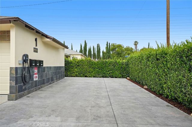 18748 Collins Street, Tarzana, CA 91356