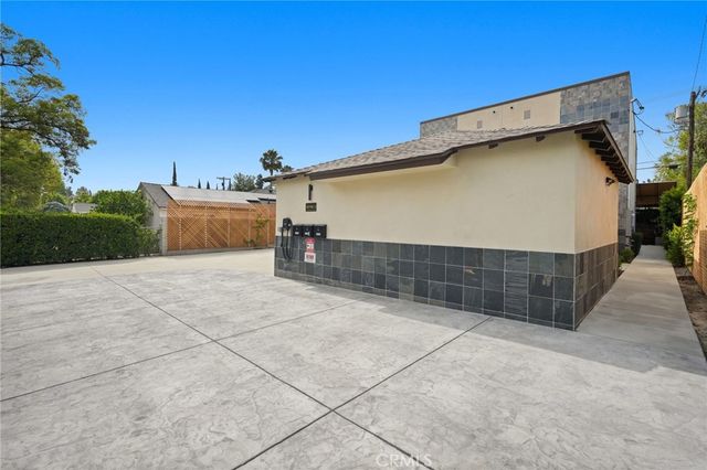 18748 Collins Street, Tarzana, CA 91356