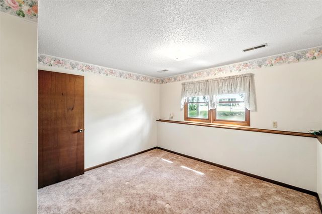 2900 E 38th Street, Des Moines, IA 50317