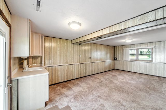 2900 E 38th Street, Des Moines, IA 50317