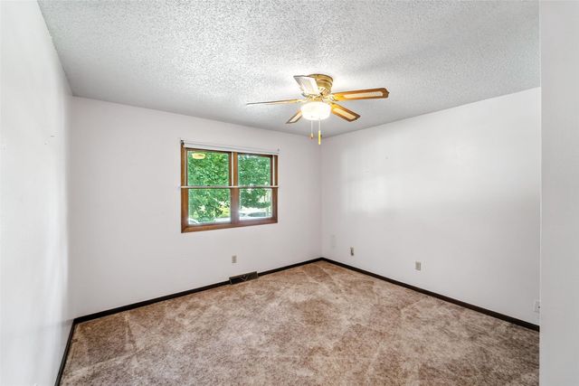 2900 E 38th Street, Des Moines, IA 50317