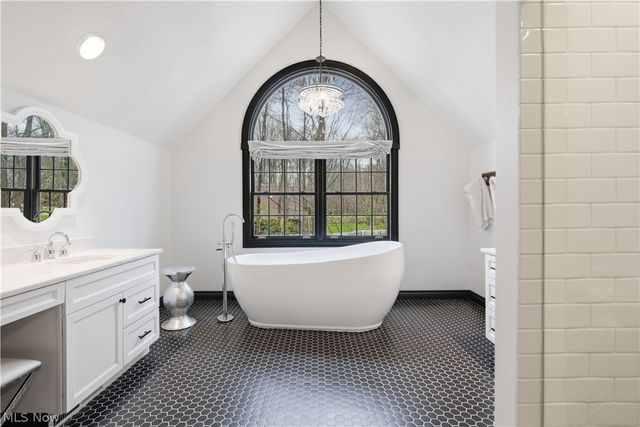 7730 Brayton Trail, Chagrin Falls, OH 44023