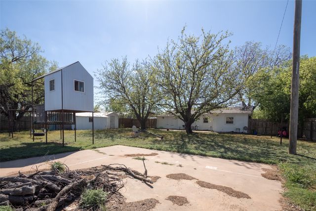 242 E Hamilton Street, Lueders, TX 79553