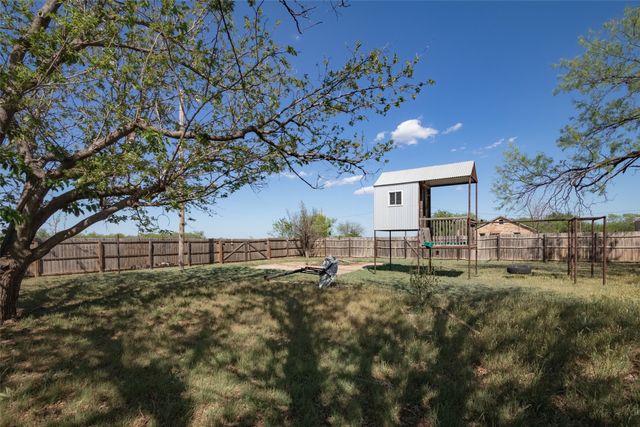 242 E Hamilton Street, Lueders, TX 79553