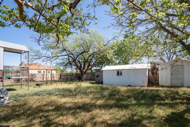 242 E Hamilton Street, Lueders, TX 79553