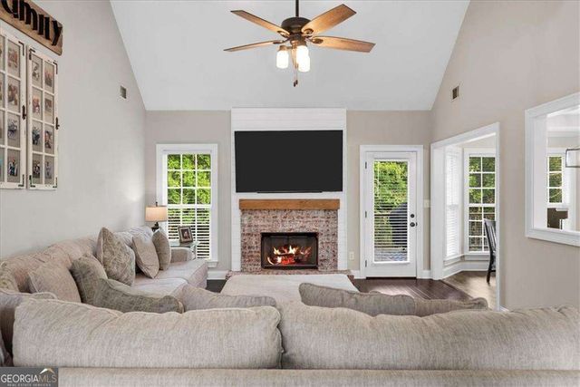 221 Woodford Way SE, Calhoun, GA 30701