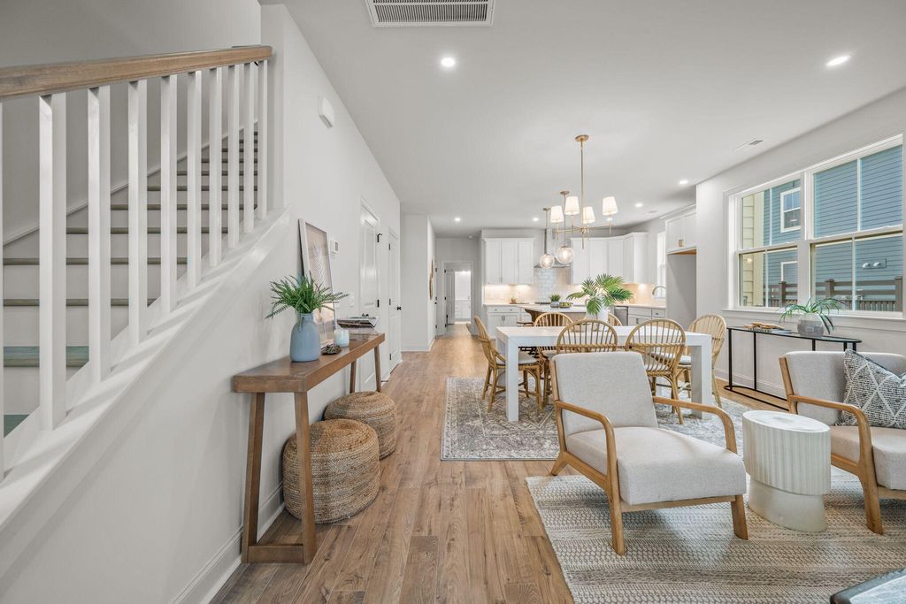 Image 11 of property listing at 785 Blueway Avenue, Summerville, SC 29486