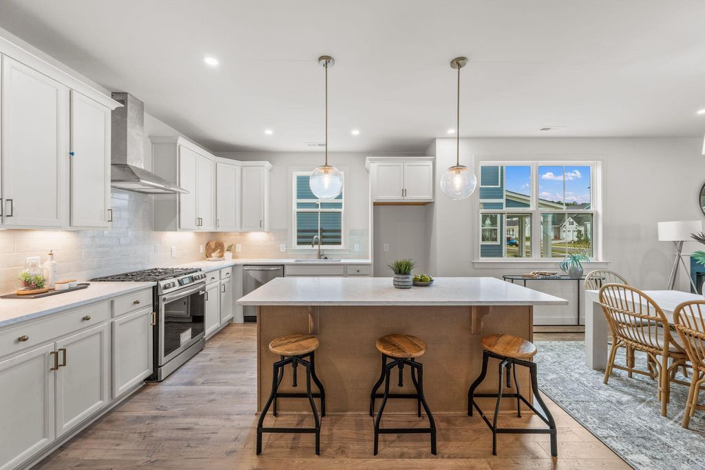 Image 12 of property listing at 785 Blueway Avenue, Summerville, SC 29486