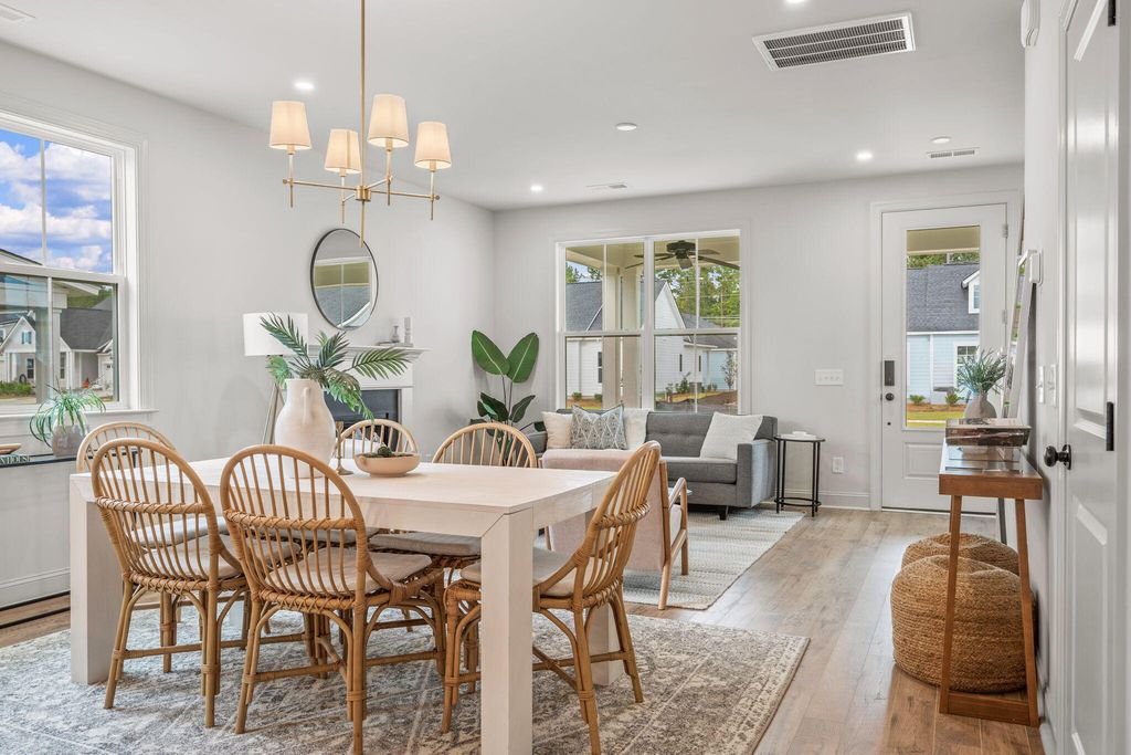 Image 13 of property listing at 785 Blueway Avenue, Summerville, SC 29486