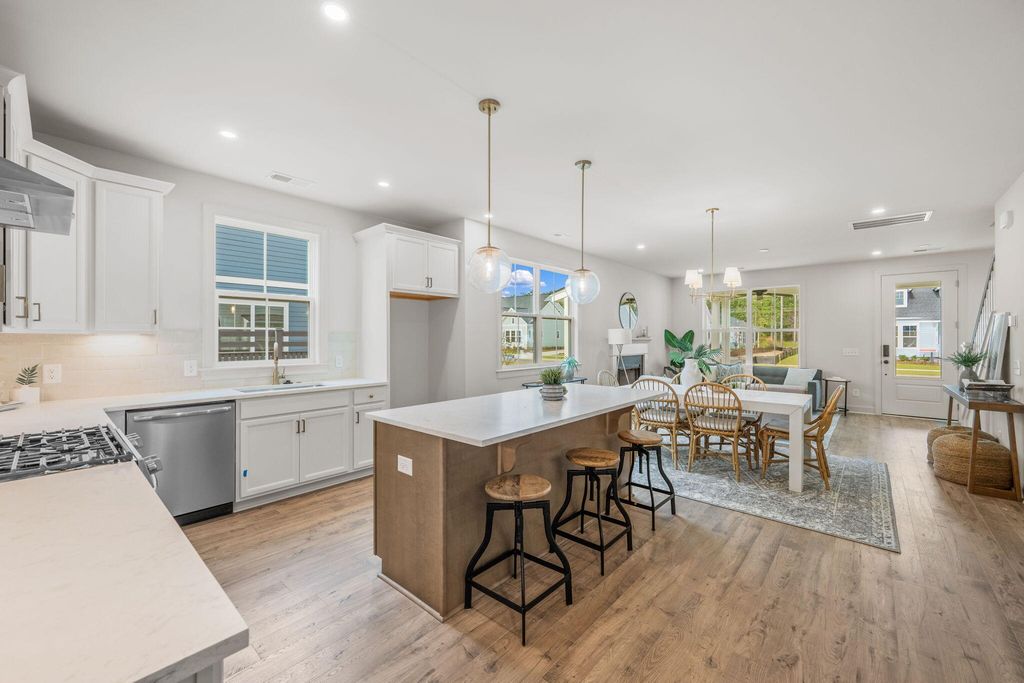 Image 16 of property listing at 785 Blueway Avenue, Summerville, SC 29486