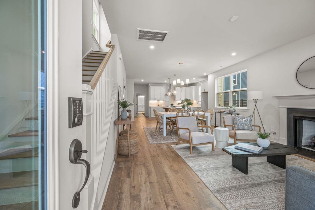 Image 6 of property listing at 785 Blueway Avenue, Summerville, SC 29486